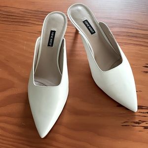 White Nine West Kitten heel slides sz10